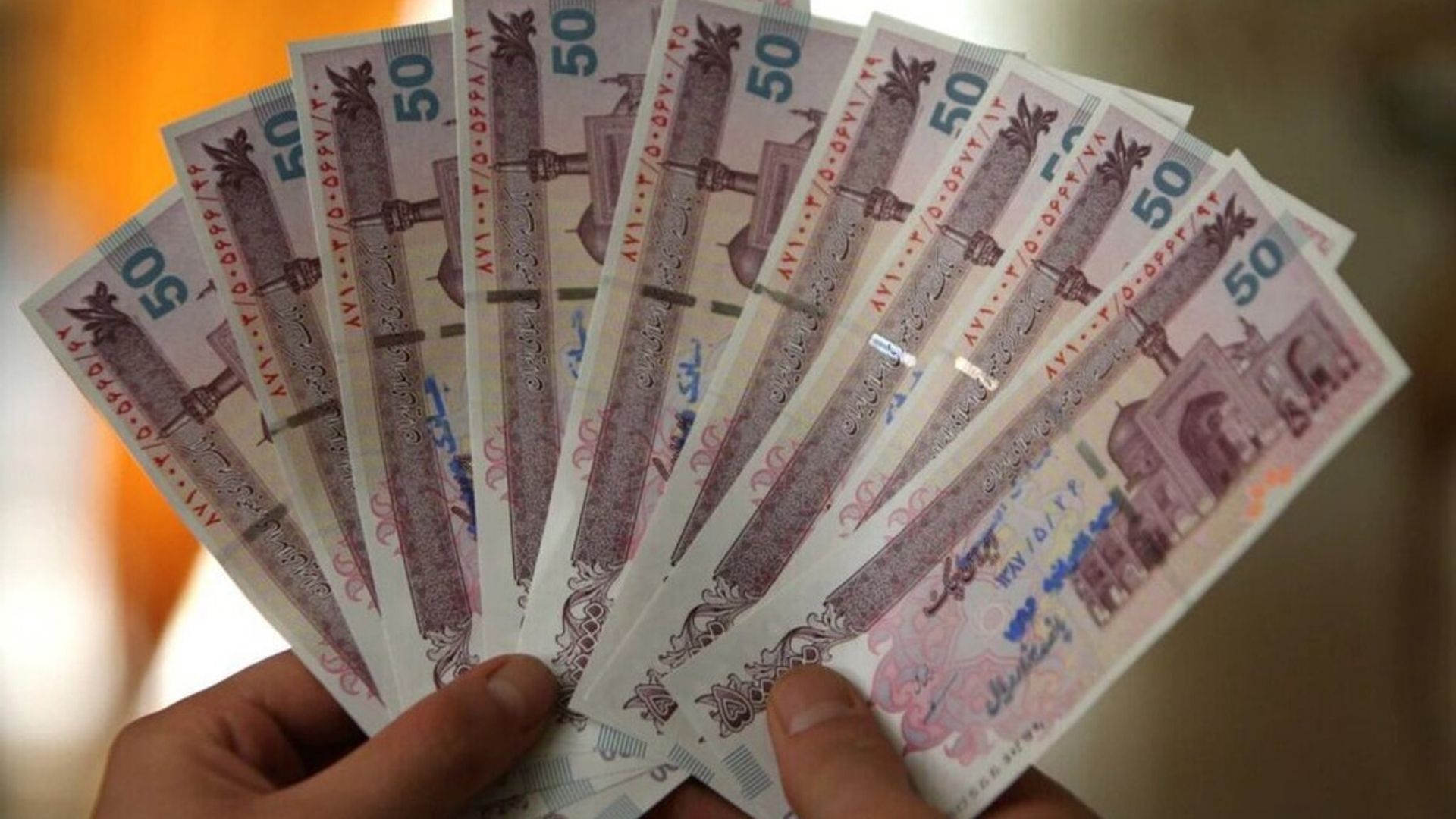 طبق مصوبه مجلس شورای اسلامی، حقوق بازنشستگان، وظیفه‌بگیران و مشترکان صندوق‌های بازنشستگی کشوری و لشکری در سال ۱۴۰۴ به میزان ۲۰٪ افزایش خواهد یافت.