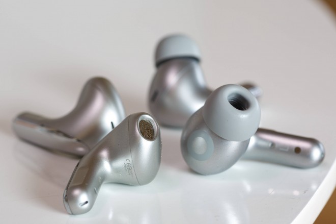 Xiaomi Buds 5 (left) vs Buds 5 Pro (right)